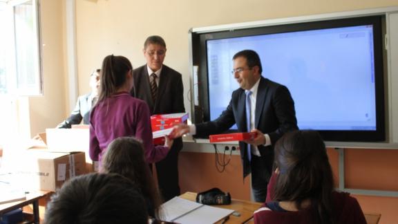 Mustafa Elmas Arıcı Anadolu Lisesinde tablet dağıtımı yapıldı.