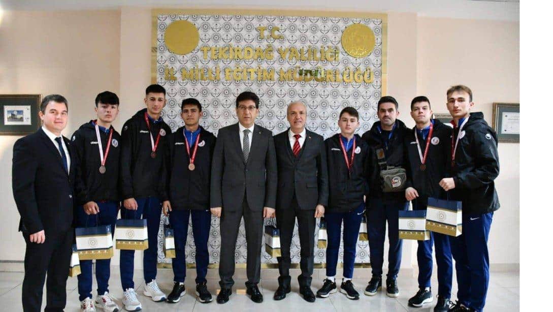 Kros Yarışmaları Türkiye Finalisti İlçemiz Ali Naki Erenyol Anadolu Lisesi Kros Takımı İl Millî Eğitim Müdürü Ersan Ulusan'ı Ziyaret Etti