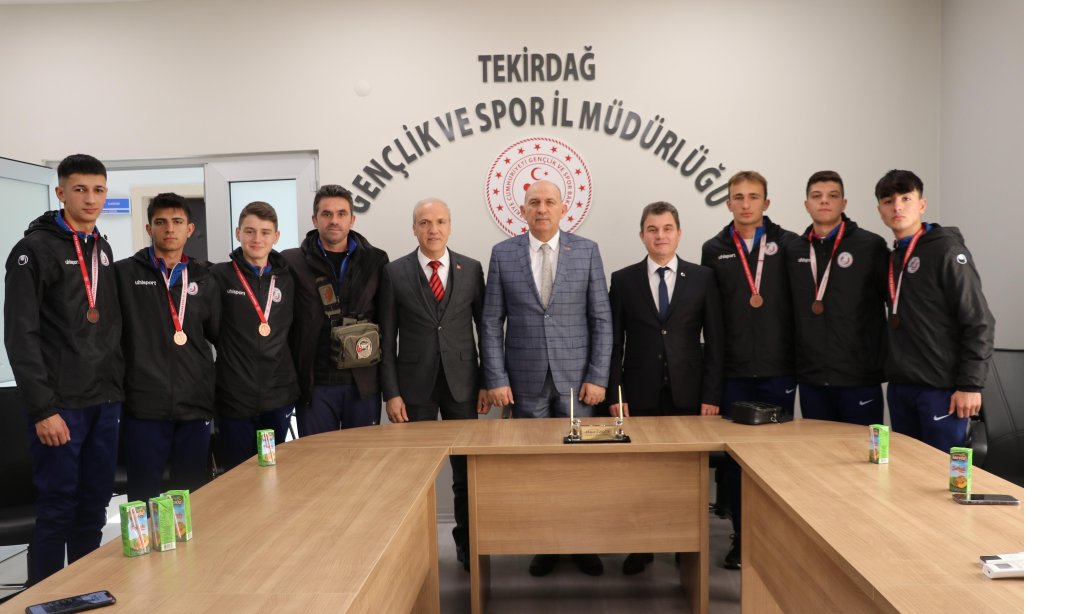 Kros Yarışmaları Türkiye Finalisti İlçemiz Ali Naki Erenyol Anadolu Lisesi Kros Takımı Gençlik ve Spor İl Müdürlüğünü Ziyaret Etti