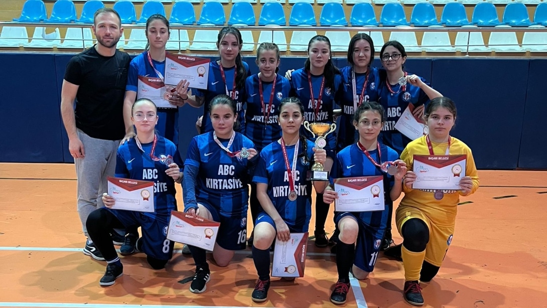 İhsan Uzun Ortaokulu Yıldız Kız Futsal Takımı Tekirdağ İl 2.si Oldu...