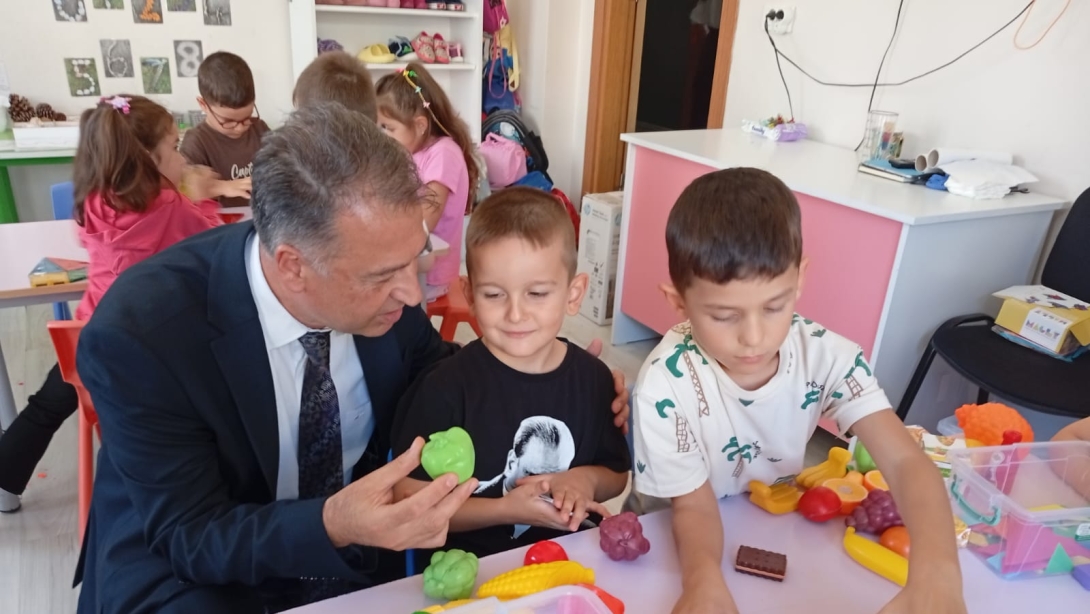 MİNİK KALPLERE BÜYÜK ZİYARET: İLÇE MİLLİ EĞİTİM MÜDÜRÜ SN YUSUF HAYRİ DİLEK SEZER ANASINIFLARINDA